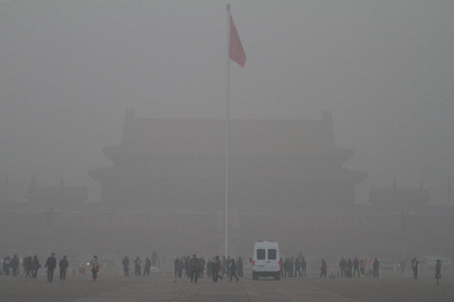 XHNews's tweet image. #BREAKING: Beijing issues  red alert for heavy #smog again, second time in a month（file pic)