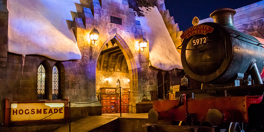 ustravelipw's tweet photo. All Aboard | #tbt to our snowy stop in #Hogsmeade during #ipw15. https://t.co/1Yp9VXfRnB