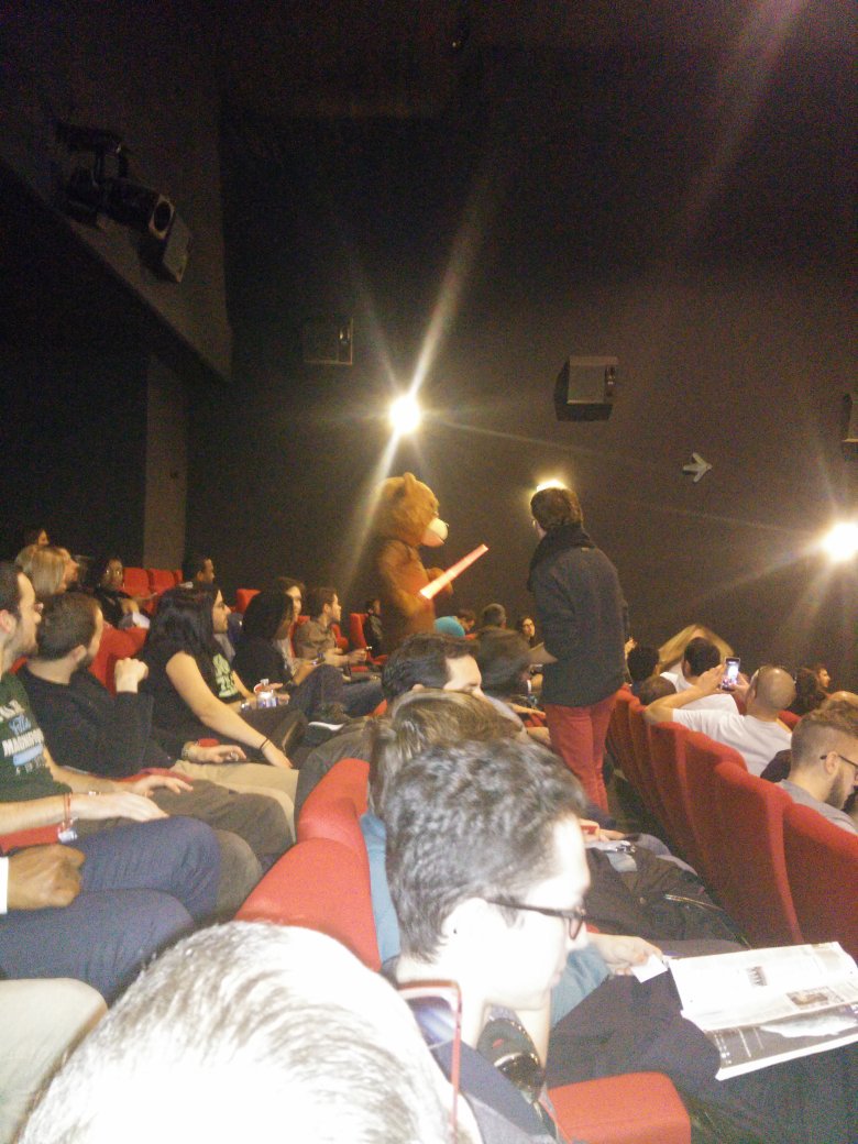 Shinys5's tweet photo. #OnePlusCinema et voici Ted star Wars https://t.co/9P4JokOmuJ