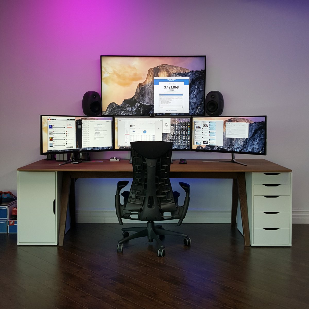 UnboxTherapy's tweet photo. Finally shooting episode 3 of my setup, couple of knick knacks to cover... https://t.co/plAoHV52EZ