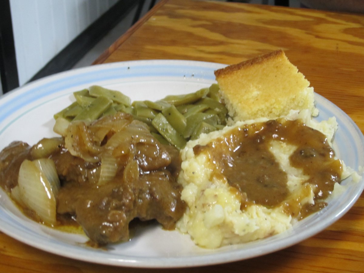 GoodHomeCookin's tweet photo. Liver and onions with mashed potatoes and gravy and snap beans #goodhomecookin #dinner #SoulFood https://t.co/kBWrreRH4M