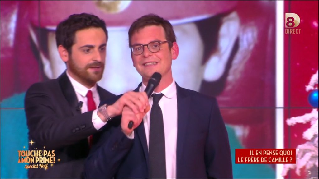 TBT9_W9's tweet photo. "Tiens parle bien dans le micro quand la lumière est rouge sinon on va se faire défoncer !" #TPMPNoel #PDS https://t.co/Av6YHzd9JR