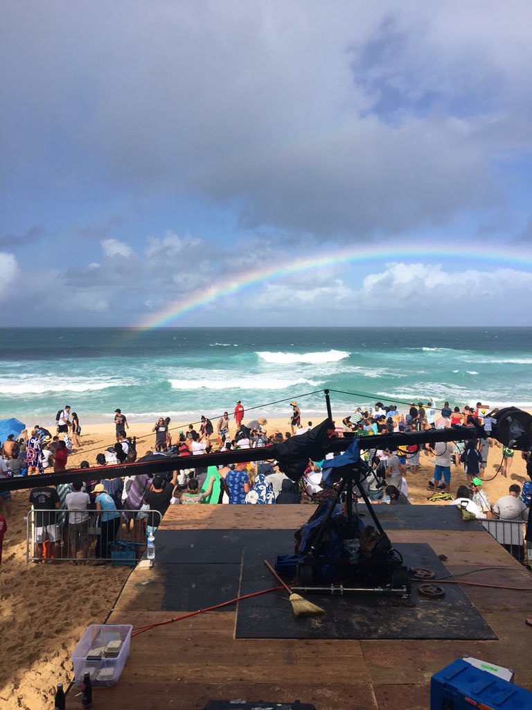 Thankfully there's something to stare at in between this heat. #WSL #BillabongPipeMasters