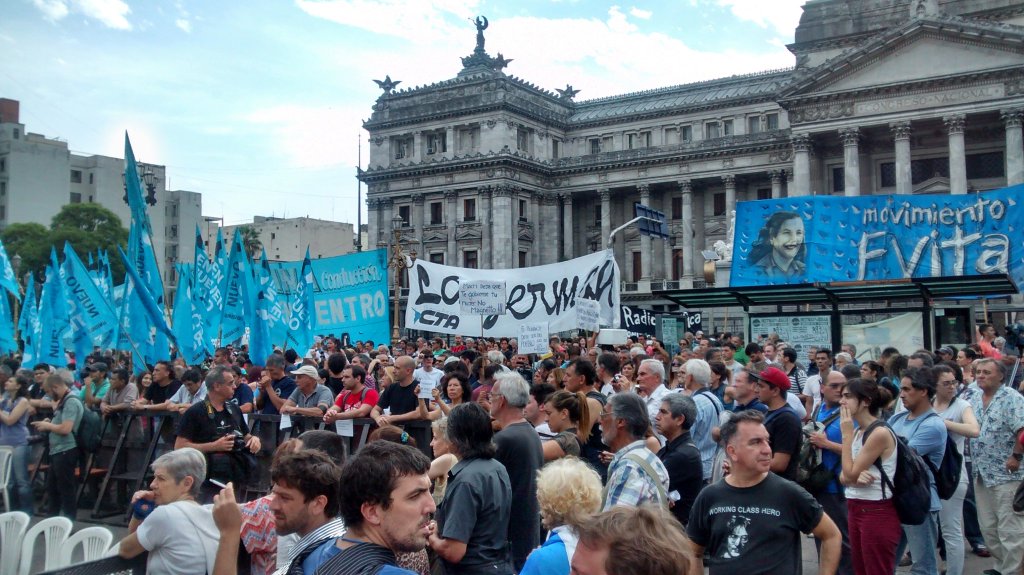 TodoNegativo's tweet photo. Censuraremos a todos los que muestran como esta el congreso #LaLeyDeMediosNoSeToca https://t.co/ZAVZcdqLK6