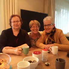 Braamhuis's tweet photo. 2 oud-collega's van onze gastvrouw Ria kwamen een donatie afgeven in het #Braamhuis. Anny en Miriam super bedankt! https://t.co/YhdP9Nb6VQ