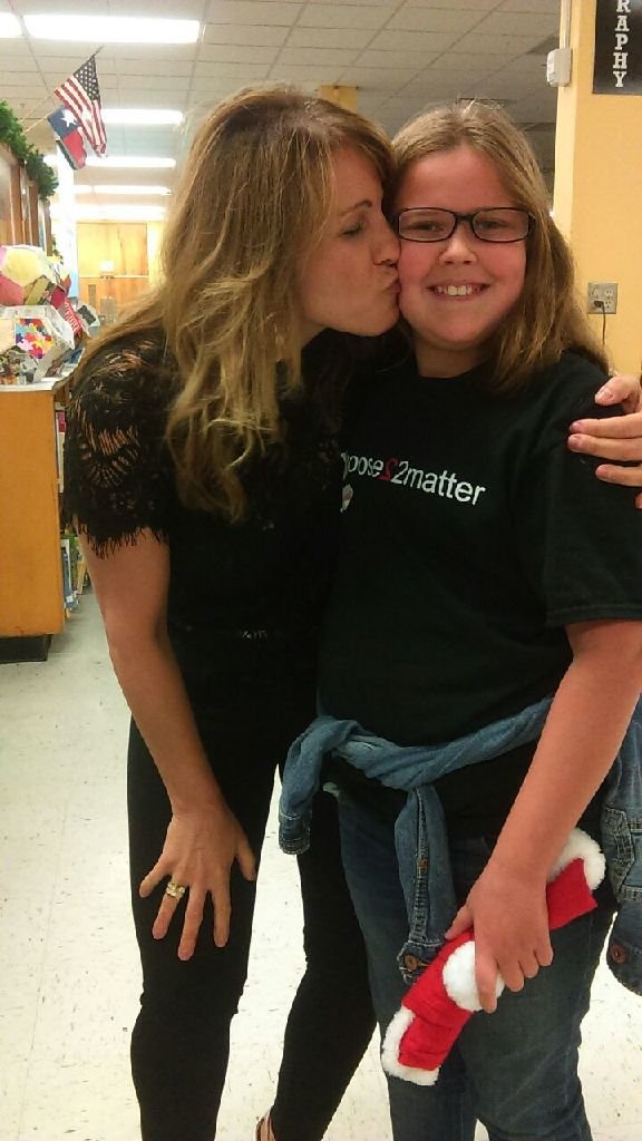 MichelleGagne7's tweet photo. She will always remember this. Thanks for this!! @McHiPride @JRodMcHi @Mchi_Yearbook @AngelaMaiers @gagne_brenna https://t.co/6sMs5A59Ik