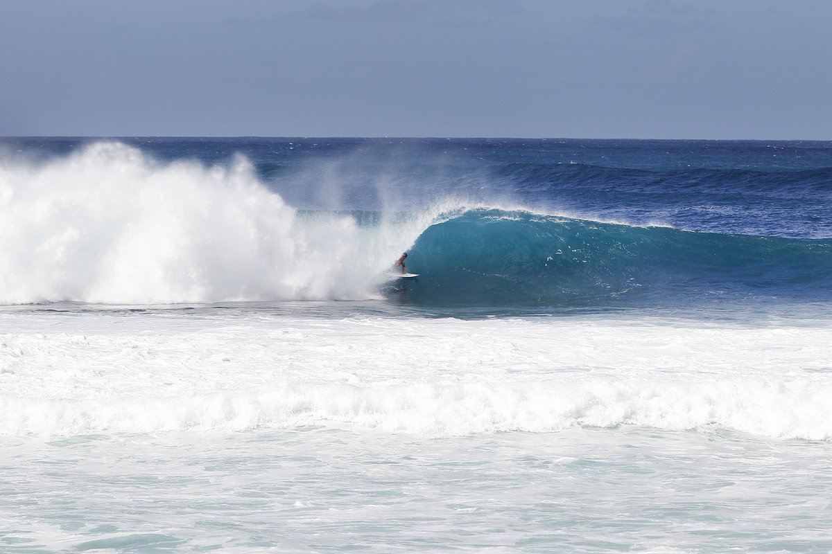 This heat between <a href="/Mick_Fanning/">Mick Fanning</a> &amp; <a href="/gabriel1medina/">Gabriel Medina</a> will decide the winner of #VansTripleCrown bit.ly/LIVEPipe