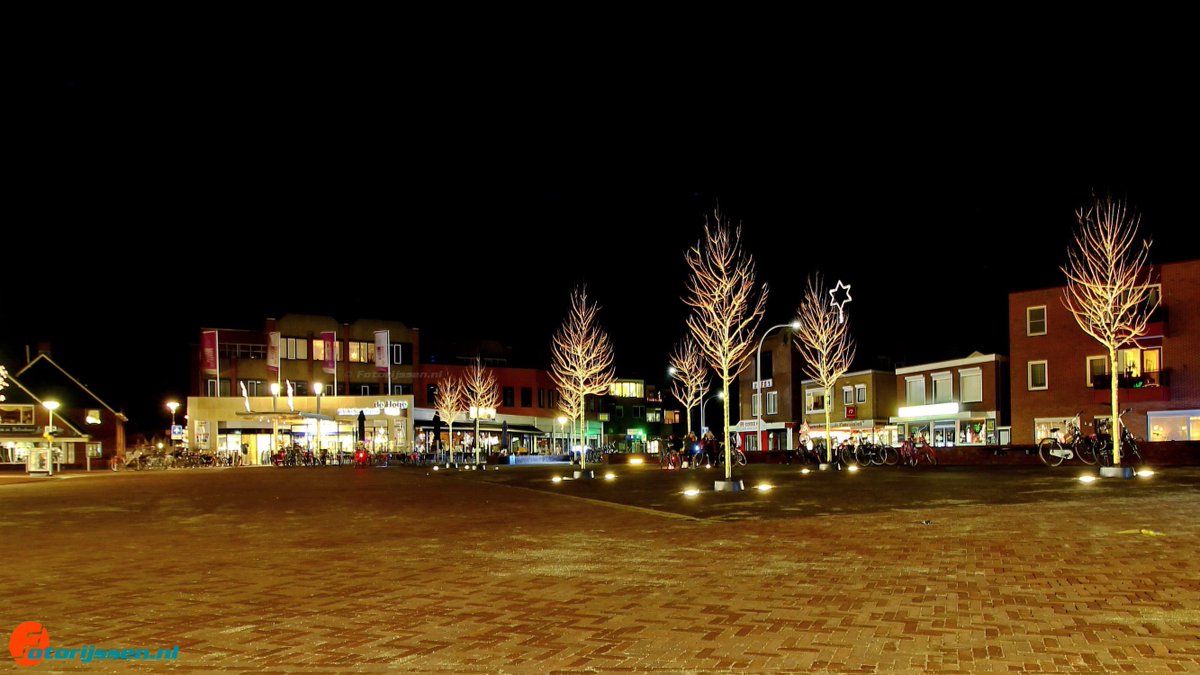 Plein de Hoge Wal in #Rijssen 's avond mooi verlicht! <a href="/gmrijssenholten/">Gemeente Rijssen-Holten</a> #sfeervol <a href="/PTHolten/">Paalman & Tempelman</a>