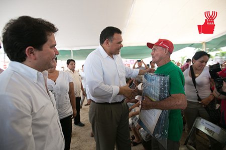 RolandoZapataB's tweet photo. Adultos mayores y personas con discapacidad de San Felipe y Río Lagartos recibieron sus cobertores. https://t.co/fe29NJkdat