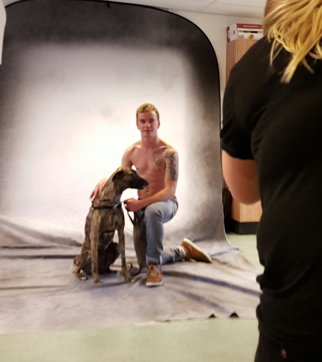 AsielZwolle's tweet photo. Een momentje van het maken van de #Manmethond kalender
De kalender is nog steeds te koop bij het dierenasiel #Zwolle https://t.co/aZ1b1HK4WG