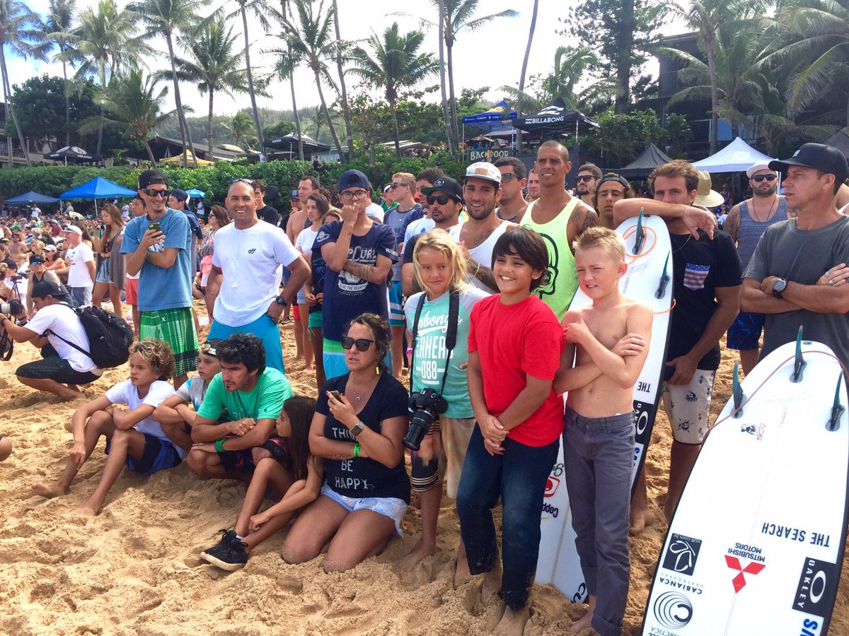 nacaomitsubishi's tweet photo. A família do @gabriel1medina está acompanhando de perto nosso #AtletaMIT no #BillabongPipeMasters! #vaimedina https://t.co/SwyGEb57RF