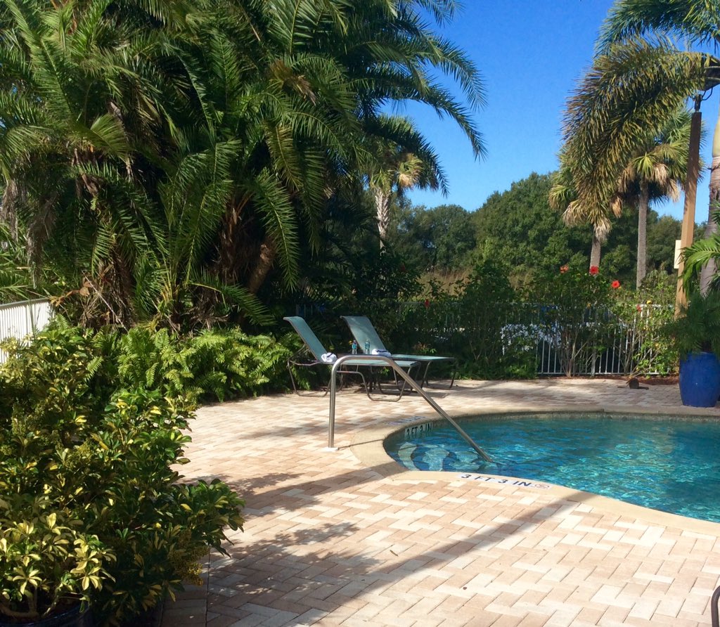 HamptonFtMyers's tweet photo. Party of 2? We have just the spot! #HamptonInn #FortMyers #Vacation #NumberOneHotel #Relax #PoolTime https://t.co/bCVH2JPb4i