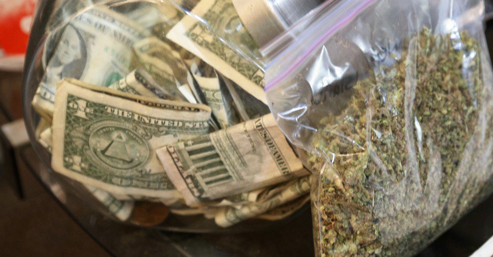 MjLegalize's tweet photo. The Big Banks Are Starting to Look Hard at Marijuana. https://t.co/ft4IfZJE42 https://t.co/jeNjH4hX3V