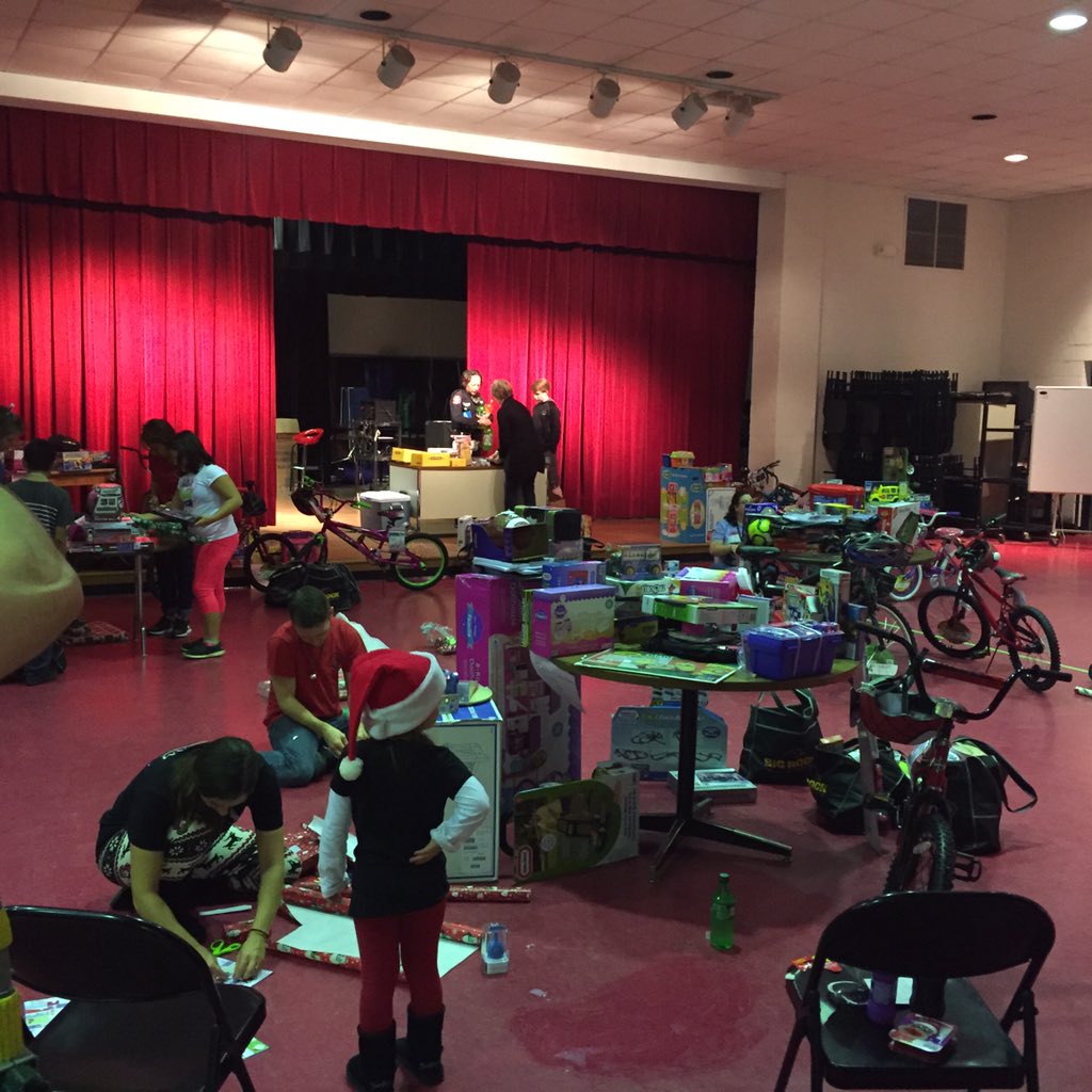 jphosey1523's tweet photo. Operation Merry Christmas at GMS. @MrDpasion @GMSfalcon #grahamPD https://t.co/7kJau77RzK