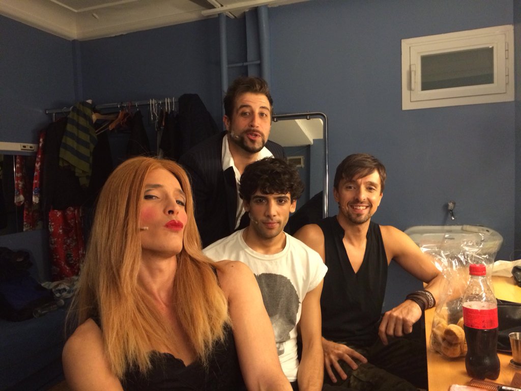 Preparados para entrar en nuestro Cabaret!! Hombreperdidos
