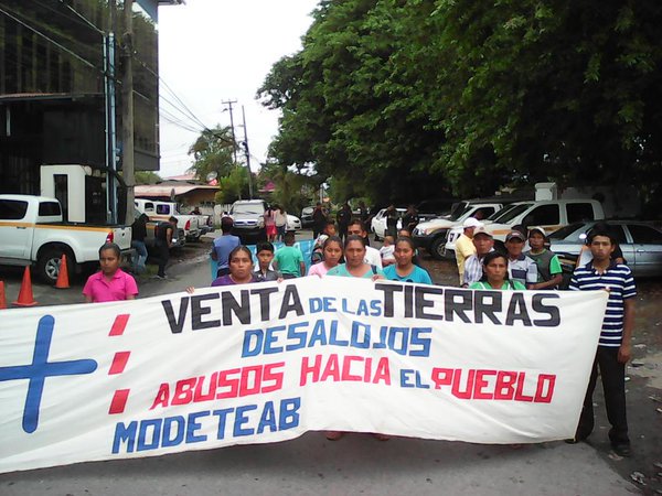 TReporta's tweet photo. Indígenas protestan en Changuinola en rechazo a supuestos desalojos.
https://t.co/AcWeq9ul7Y #Panama https://t.co/2JJwVigkaz