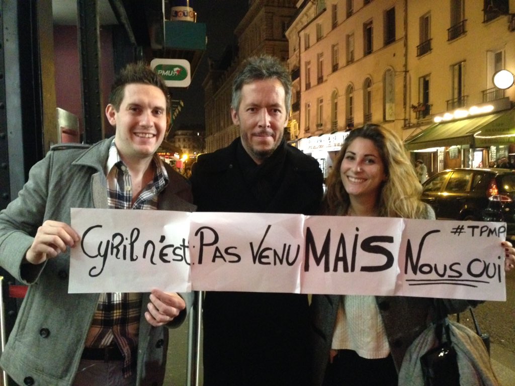 JeanLucLemoine's tweet photo. Arrivée à D8 après le spectacle, avec mes nouveaux amis et leur jolie banderole dans la salle 😂😂😂 Merci à eux! https://t.co/PuwXld2ei3