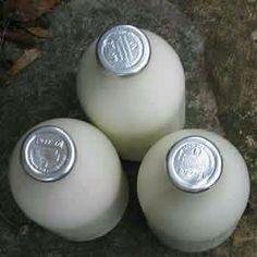 Alltheway80s's tweet image. Who remembers the clanging of milk bottles out in the streets early in the mornings RT if you do #80s