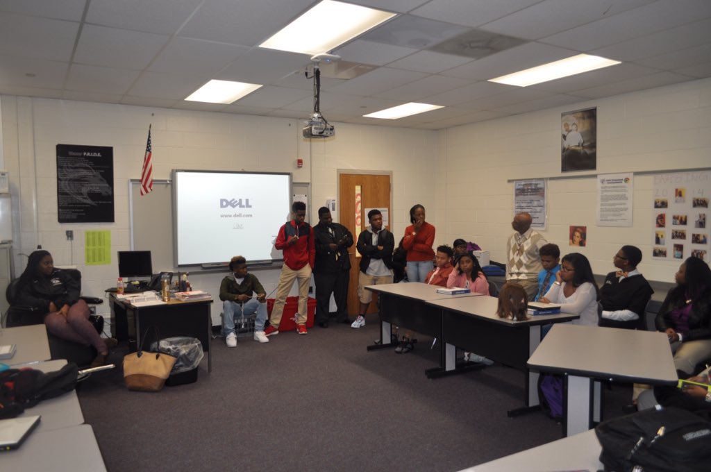 RV_Barbering's tweet photo. Barbering students from Fairfield County Career Center visits RV Master HairCare class @DrFoxworth @mrsrichardsonrv https://t.co/9cNi79kOAc