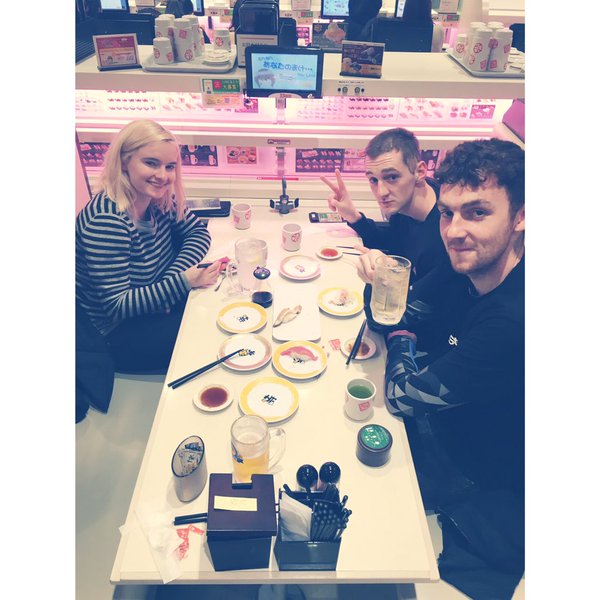 BRCleanBandit's tweet photo. Pausa pra se alimentar no Japรฃo. #Japandits #BanditAsia https://t.co/BqCwdTKgg4