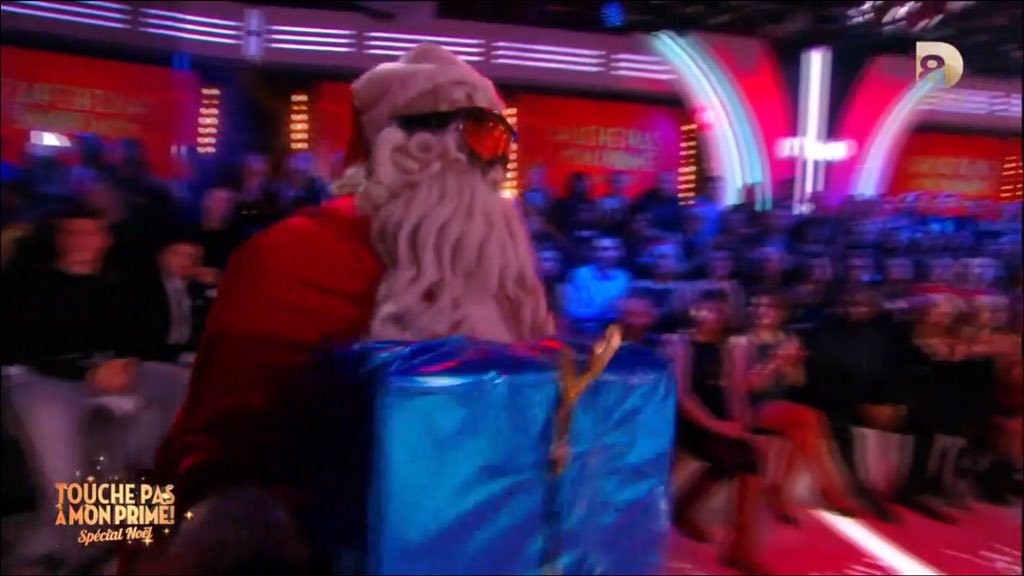 TBT9_W9's tweet photo. Qui est le père noël mystère ?! #PereNoelMystere #TPMPNoel https://t.co/xf0oOLIV9P
