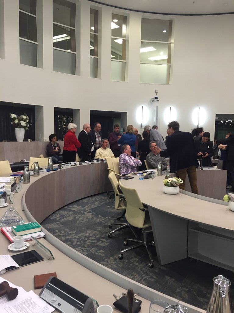 Ook tijdens laatste raadsvergadering tot op het laatst intensief overleg tussen fracties. Prima!