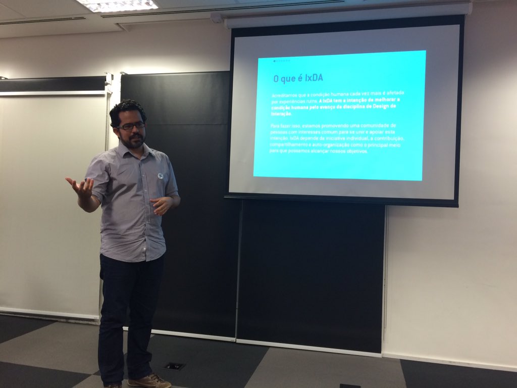 ixdasp's tweet photo. @ricardocouto apresentando a IxDA :) https://t.co/TZjt9EbTIh
