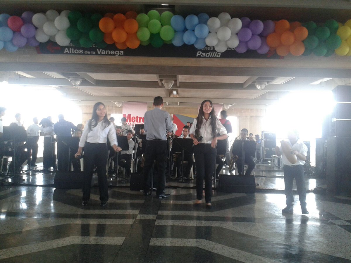 Ayer brindamos un concierto para todos los usuarios del <a href="/MetroMaracaibo_/">Metro de Maracaibo</a> . Fué un placer compartir con todos.