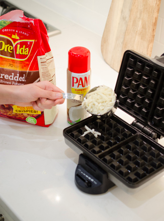 KrazyCouponLady's tweet photo. WHAT?! 😲 I can make hash browns in my waffle iron?!
11 MIND-BLOWING Kitchen Appliance Hacks→https://t.co/ksrya8iwoc https://t.co/J8EfgGEZGg