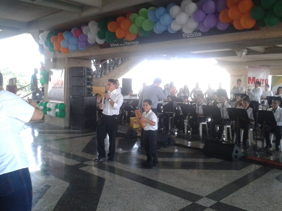 OLcaribena's tweet photo. Felíz Navidad a nuestro público,en las instalaciones de @MetroMaracaibo_  Gracias @racolmenarez por todo su apoyo. https://t.co/6HptLfDJYX