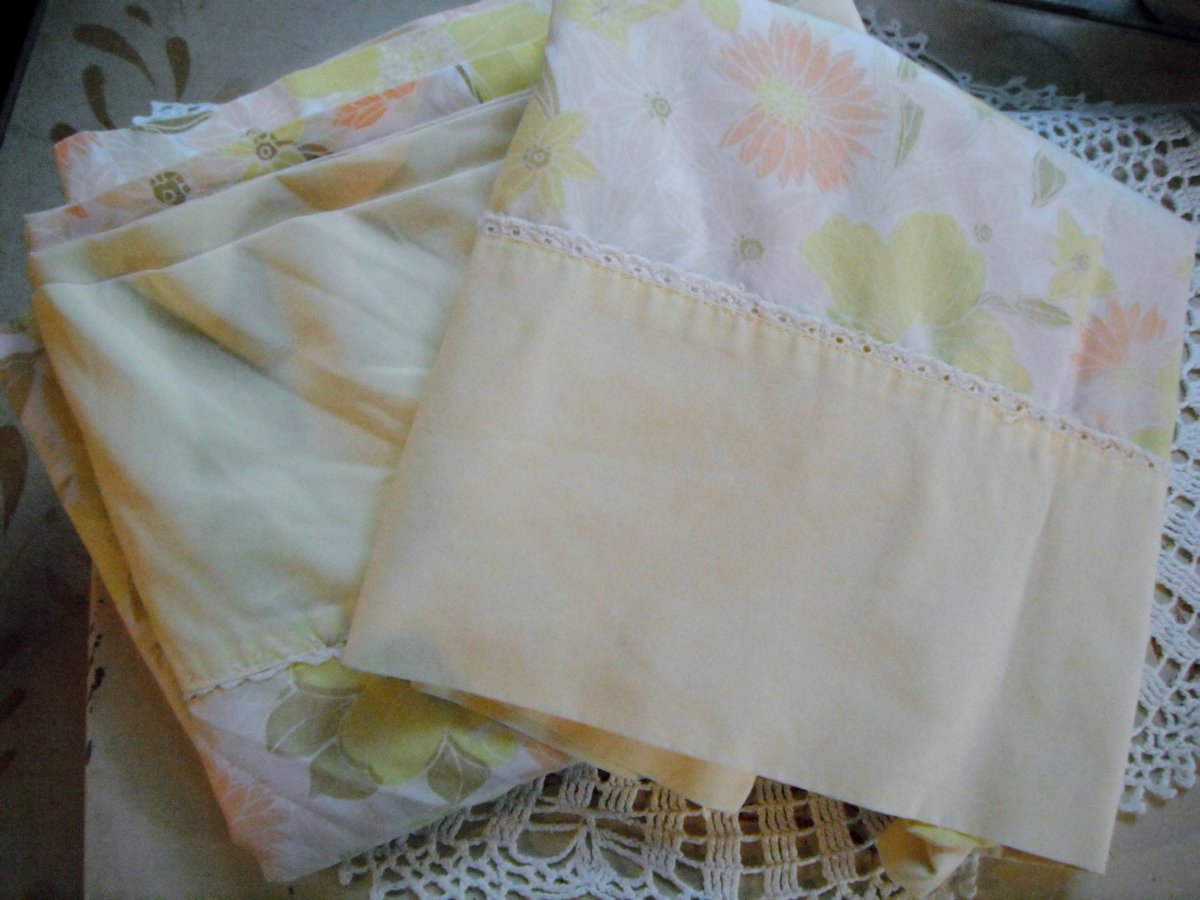 vintageexchange's tweet photo. Vintage Sheet Set in Yellow, Twin Top Sheet and Pillow Case https://t.co/U1wqWX4gGA #Etsy #WondercaleFabric https://t.co/yrWwBcFXEn