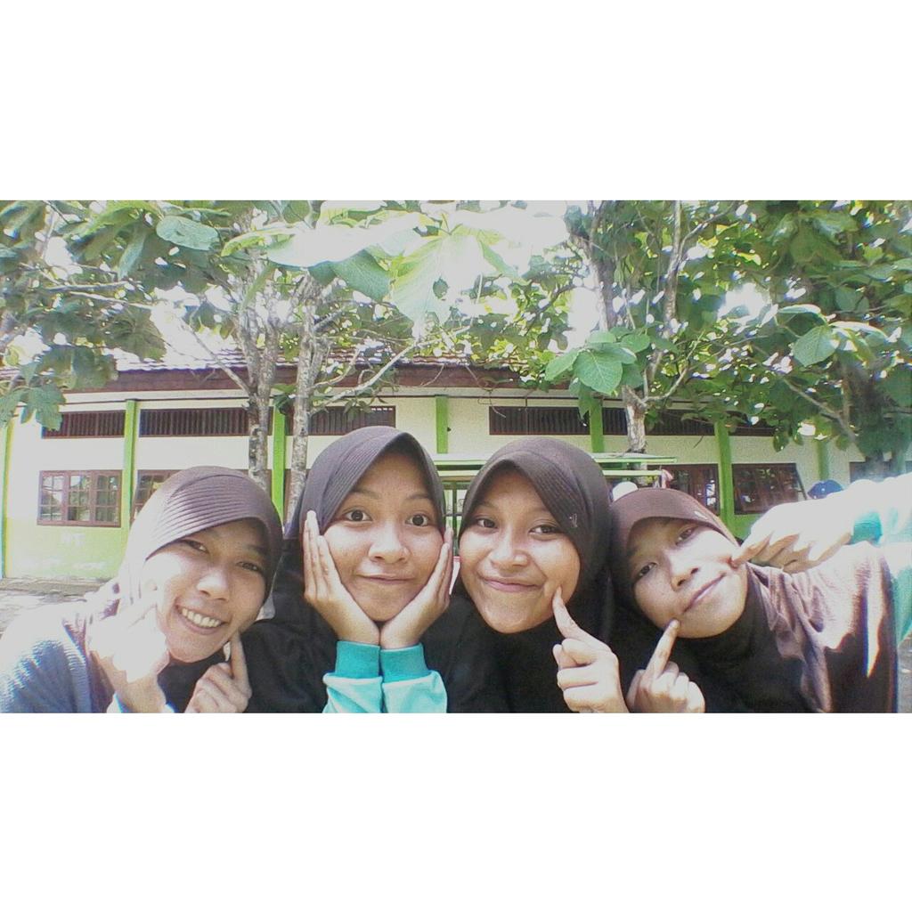 NandaLutfiah4's tweet photo. One friend who understand your tears is more valuable than thousand friends who onlyknow your smile!! https://t.co/z3OZoXlRlh