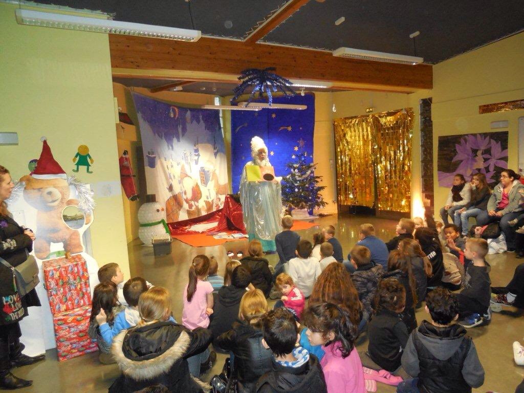 SeydouTraoreLH's tweet photo. @LH_LeHavre #NoelAuHavre #GouttedeNoel et Madame #Hiver #PereNoel #Quartier des #Champs #Barets #Havre #LH 17/12/15 https://t.co/ZKyTFAdtzs