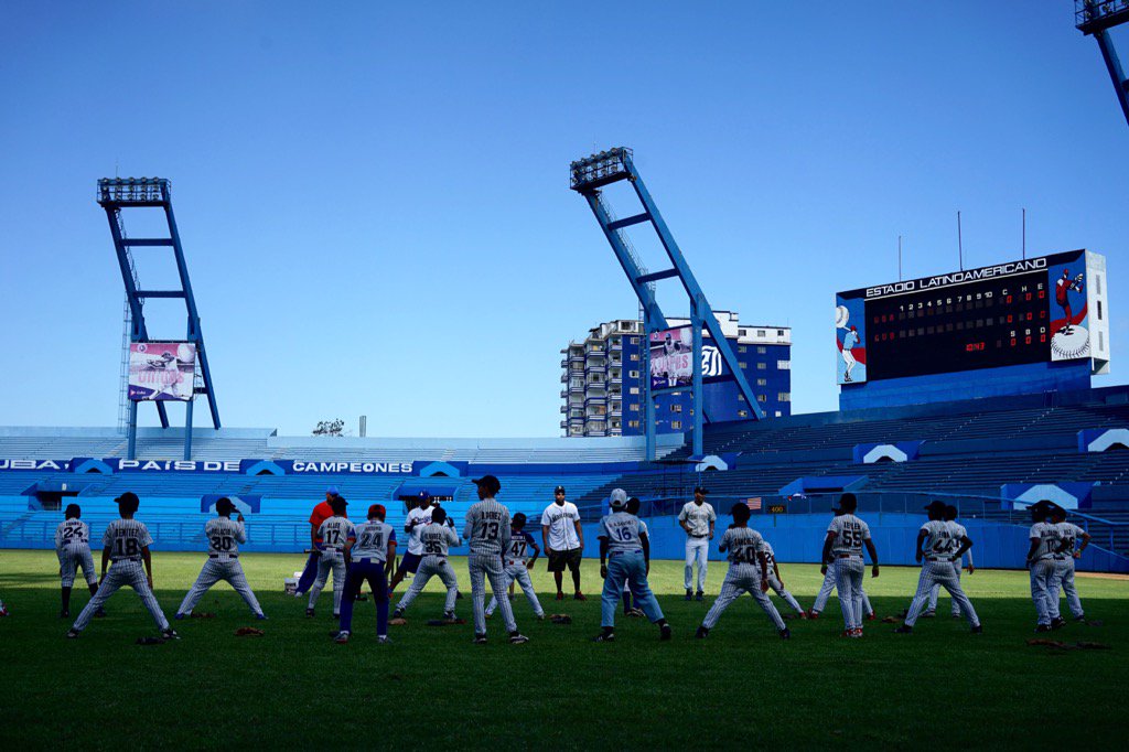 HBerkeleyCohen's tweet photo. @MLB @Dodgers @Mariners players lead a clinic at #Havana's estadio latinoamericano @MLB_Cuba  #CubaRising #Cuba https://t.co/y5wKQSvuMe