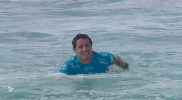 shauntomson's tweet photo. Adriano @MineirinhoSurf shows that being a champion &amp; a Master is all about the WORK ethic &amp; humility. Respect @wsl https://t.co/ZmMYyWnHWF