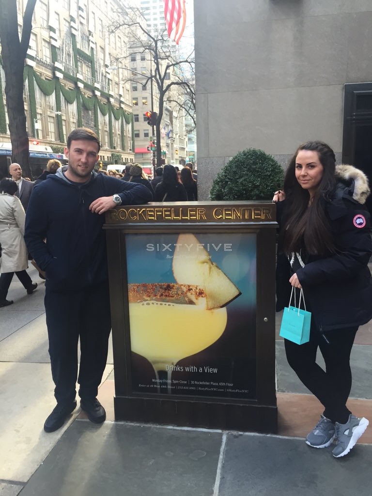amy_lawless's tweet photo. New York 💗👫 https://t.co/0zY21uLmi9