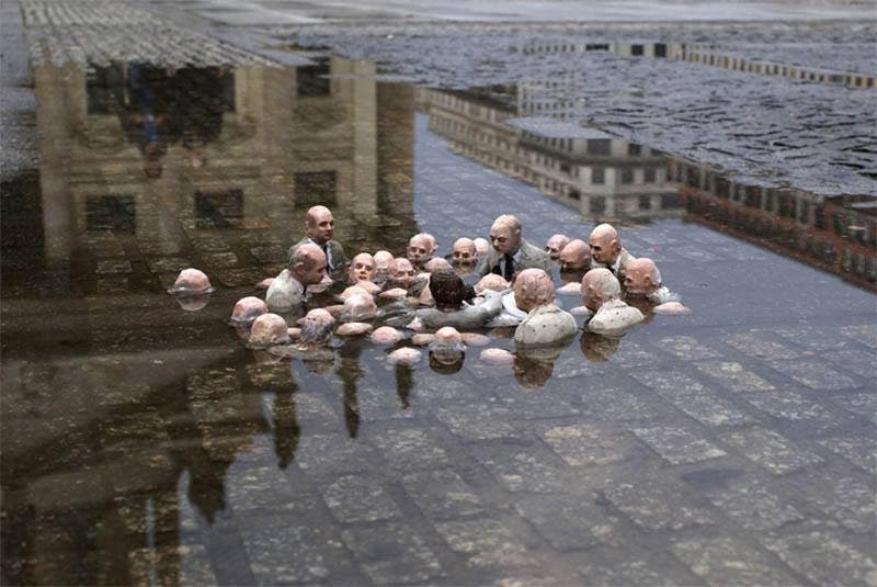 Esta escultura se llama "políticos debatiendo sobre el calentamiento global" y es de Isaac Cordal... Genial