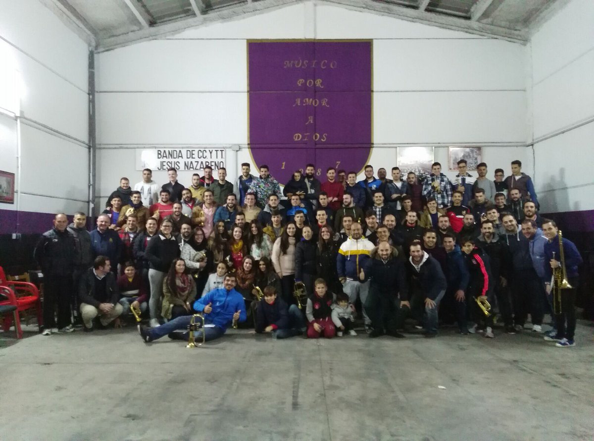 Nazareno_Huelva's tweet photo. Desde la banda del Nazareno, os deseamos a todos unas muy felices fiestas!!!!!... https://t.co/McDX7NGk15