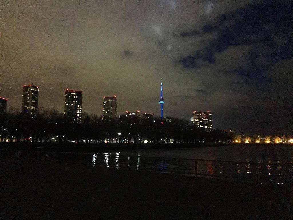 ceezg's tweet photo. #runningthroughthe6 #runto #running #runningto #runshots https://t.co/H91LKL3mzo https://t.co/XecUTudP4W