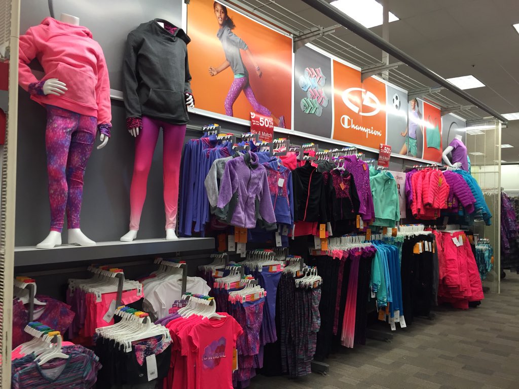 Taylor branding up our girls active wall! 🏃🏻🙌🏼☀️ #T2187 #gosales #loveourbrandteam <a href="/ConnieDroge/">Connie Droge</a> <a href="/jolly_reba/">Reba Jolly</a>