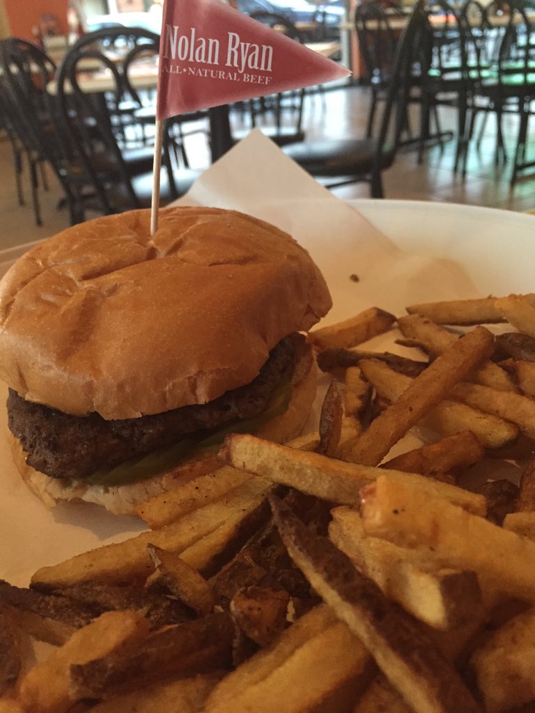 DFWFoodAndWine's tweet photo. @ChappsCafe having a @NolanRyanBeef hamburger!! #hamburger #foodblogger #fathersontime https://t.co/Z0dxTZ1kwf