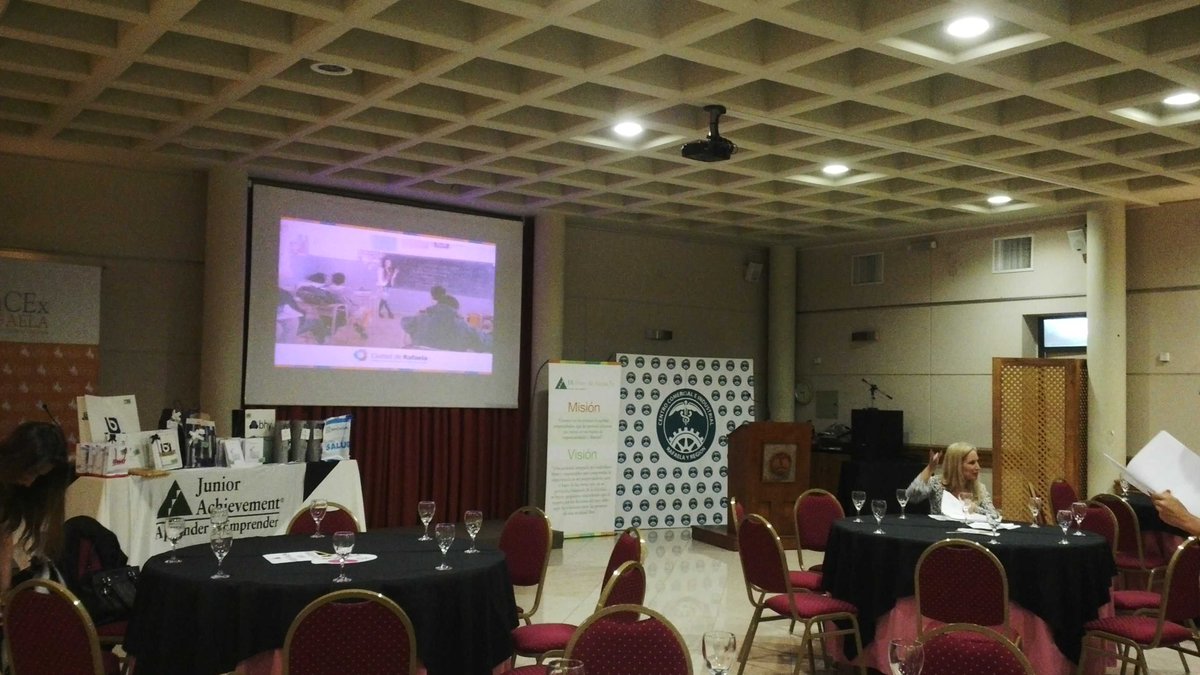 MaruLlorca's tweet photo. Todo listo! #CierreDeAño de @JAchievement en #Rafaela! #CCIRR #empresas #voluntarios #escuelas https://t.co/uiNeXHU3EI