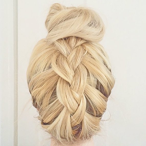 ohhellohair's tweet photo. Weekend braid crush! How nice is this look? 👌🏽💕
https://t.co/dcKbLON6gr
#hairinspo #braidcrush #maneenvy https://t.co/Z6RrERMkSq
