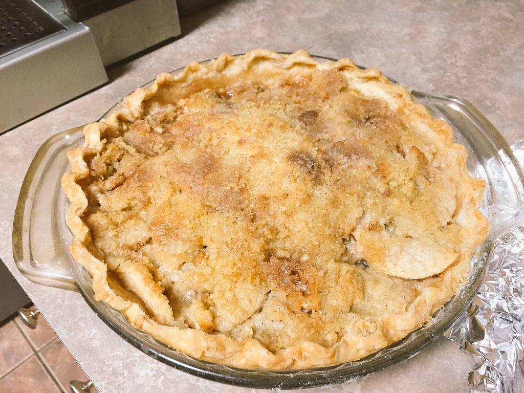 tayhelly's tweet image. True friends bake apple pies for you😝🍎 thanks @shoehornsteve