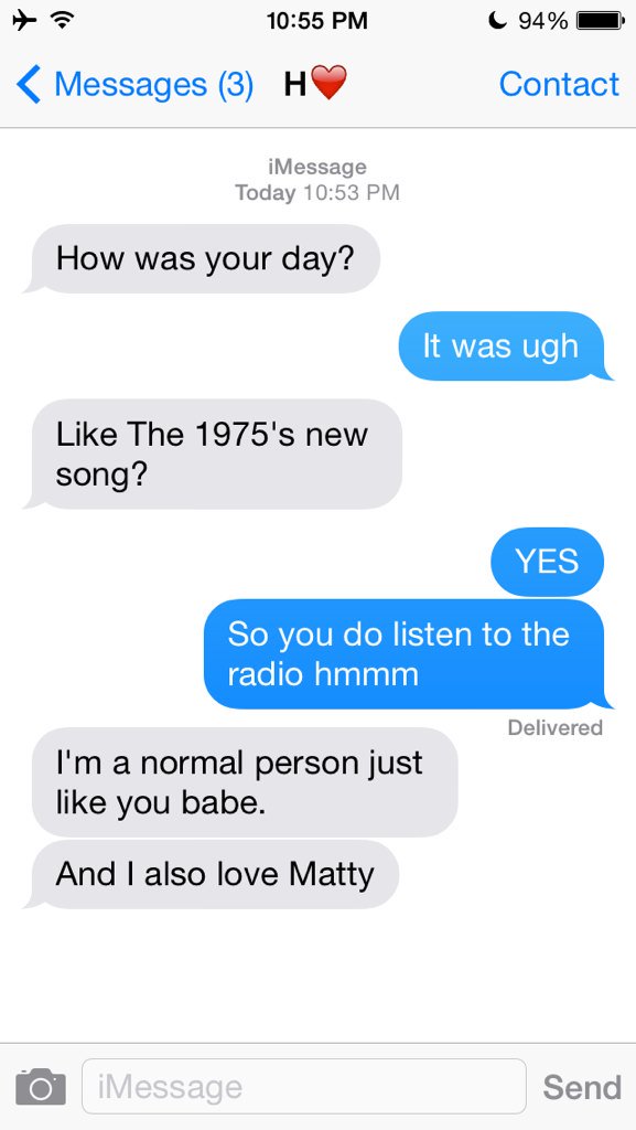 textswhes's tweet photo. Why is Harry a The 1975 stan? https://t.co/GVJe9vfw9l