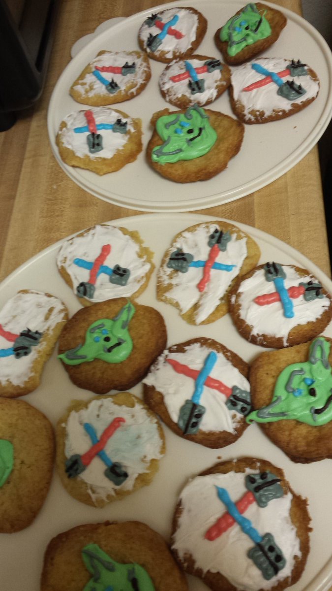 LittleTreeWeed's tweet photo. #Medicated #StarWars #SugarCookies LittleTree made for the #iBakeFamily Field trip for the Midnight Movie release. https://t.co/5N0gMVwjaL