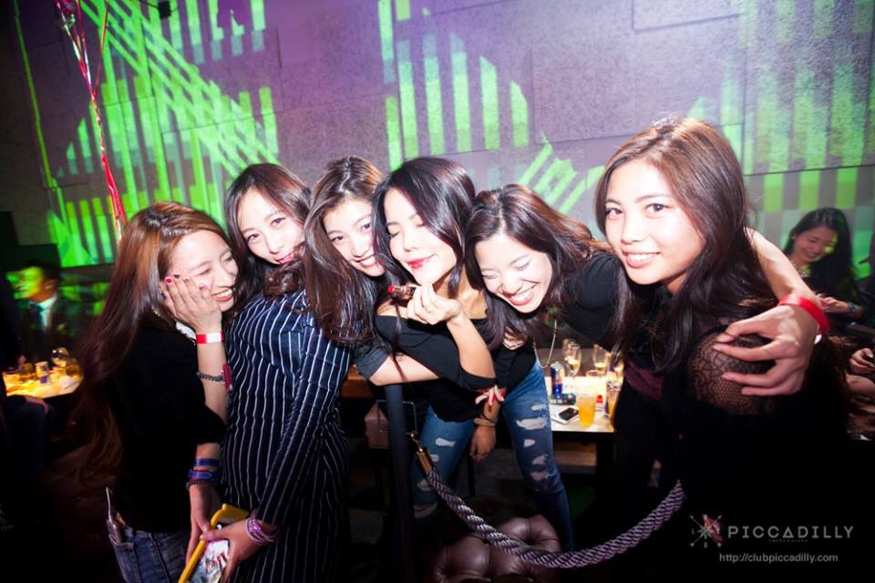 ORCA_KANSAI's tweet photo. 12/18金🌃
"Novel" @PCDLosaka
盛り上がること間違いなしの本日はピカデリーに集合です🏃🏽🌟
女子大生は4名様以上でのご入場でシャンパン1本とお席をご用意🍸🎉
19時よりスタート🔊🔊
#ORCAPCDL https://t.co/lHbBtWyTri