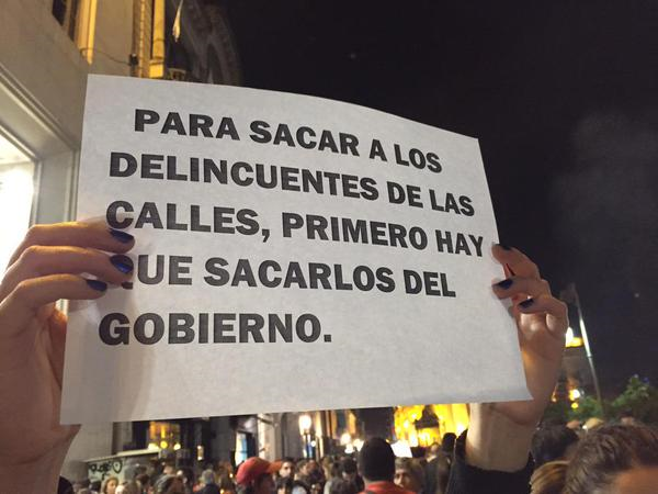 Cosssssss's tweet photo. Mientras quienes nos malgobiernan botan 2 Trillones de $ #VzlaEnCrisisHumanitaria … Bótalos pal carajo… https://t.co/J1jxYhfg6N