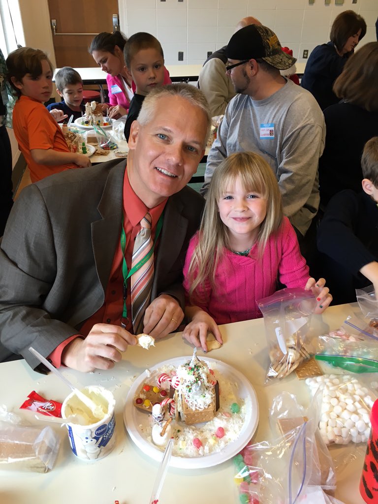 TheRondaCooper's tweet photo. Parents and volunteers, like Dr. DeKoninck @Greenwoodsupt, helped make our first Gingerbread House Day a success! https://t.co/8vnACbq4j1