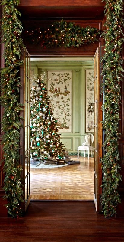 LeeRealtyHI's tweet photo. Traditional decorations can surely be classy &amp; elegant! #christmas https://t.co/KFEJ1otwvy